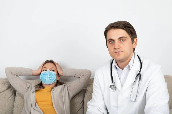 의사가 집에서 인플루엔자 증상이 환자와 — 스톡 사진
