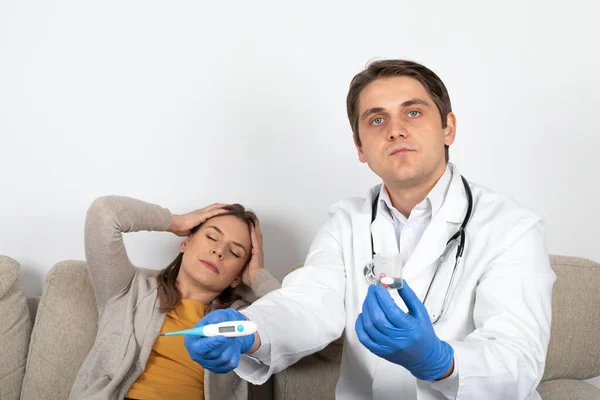 Ung Manlig Läkare Konsulterar Kvinnliga Patienter Med Influensasymtom Hemmet — Stockfoto