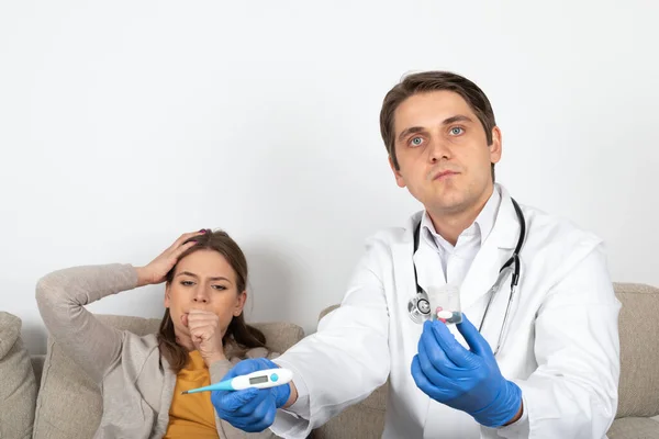 Médico Varón Joven Consultando Paciente Femenino Con Síntomas Influenza Casa —  Fotos de Stock