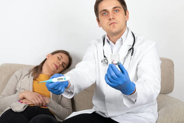 Médico Varón Joven Consultando Paciente Femenino Con Síntomas Influenza Casa — Foto de Stock