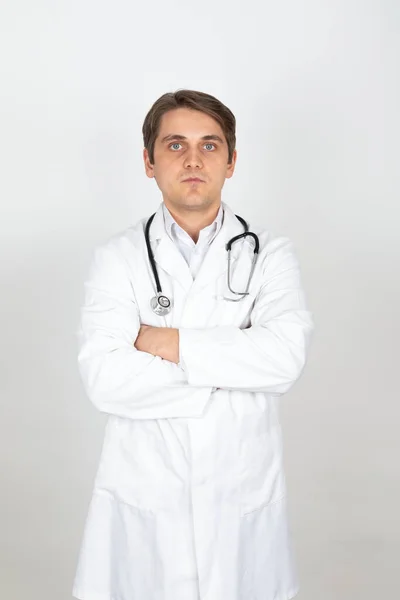 Retrato Belo Médico Masculino Frente Pastagem Branca — Fotografia de Stock