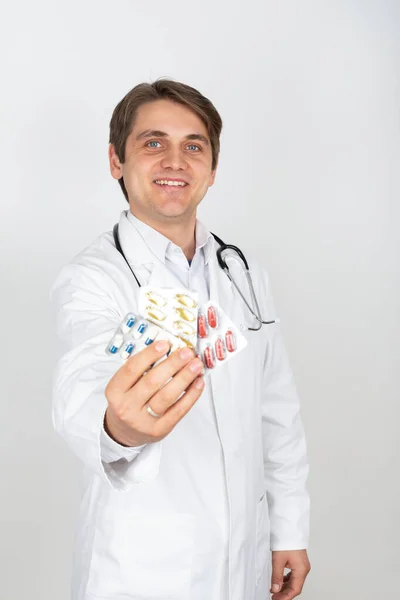 Πορτρέτο Ενός Νεαρού Άνδρα Γιατρού Κρατώντας Ιατρικά Χάπια Στο Χέρι — Φωτογραφία Αρχείου