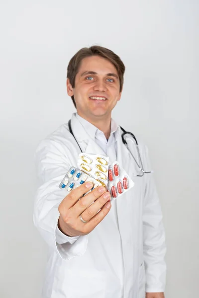 Porträtt Ung Manlig Läkare Som Håller Medicinska Piller Handen — Stockfoto