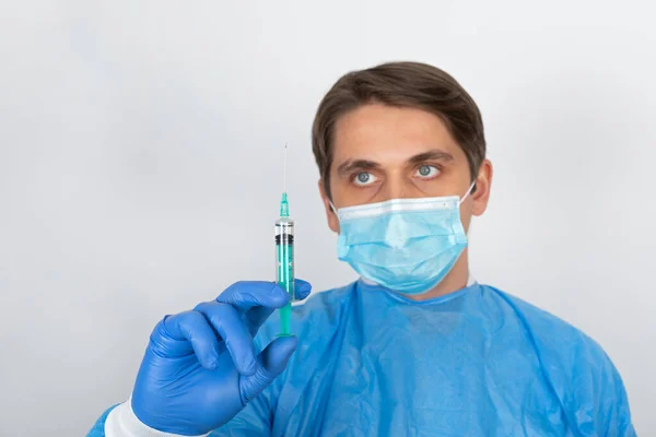 Νεαρός Ιατρός Μάσκα Και Γάντια Που Κρατάει Σύριγγα Εμβολιασμός Για — Φωτογραφία Αρχείου