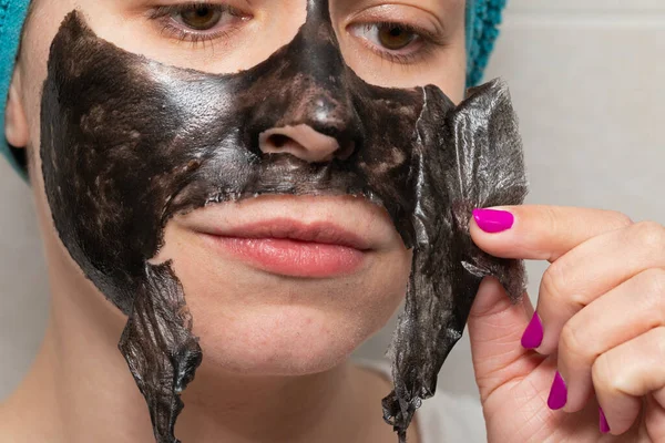 Yüz Maskesinden Siyah Kömür Soyan Kadının Yakın Plan Fotoğrafını Çek — Stok fotoğraf