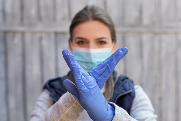 Молода Біла Жінка Хірургічною Маскою Рукавичками Показують Знак Руками — стокове фото