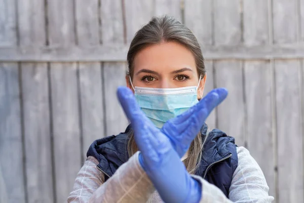 Νεαρή Καυκάσια Γυναίκα Χειρουργική Μάσκα Και Γάντια Που Δείχνει Μια — Φωτογραφία Αρχείου