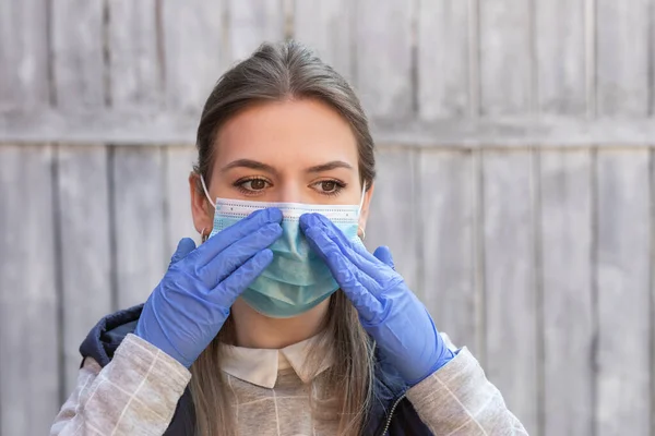 Mladá Běloška Chirurgickou Maskou Rukavicemi Pózující Venku Karanténě Sebeizolace — Stock fotografie