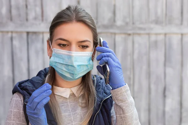 Giovane Donna Con Maschera Avere Una Chiamata All Aperto Home — Foto Stock