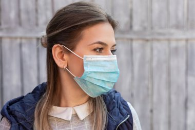 Açık hava cerrahi maskeli genç beyaz kadın - covid-19 quarantin