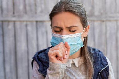 Açık hava cerrahi maskeli genç beyaz kadın - covid-19 quarantin