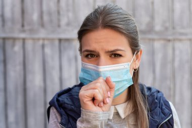 Açık hava cerrahi maskeli genç beyaz kadın - covid-19 quarantin