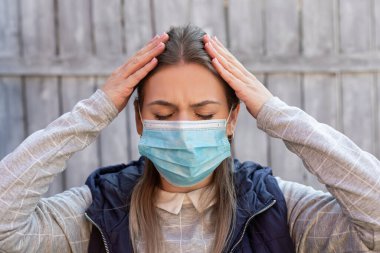 Açık hava cerrahi maskeli genç beyaz kadın - covid-19 quarantin