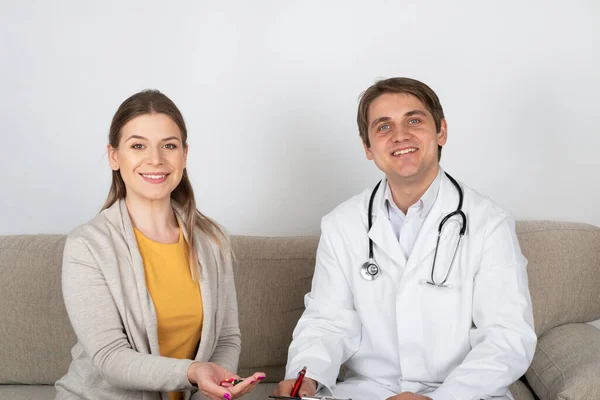 Médico Varón Joven Consultando Paciente Femenino Con Síntomas Influenza Casa — Foto de Stock