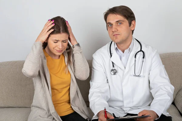 Médico Varón Joven Consultando Paciente Femenino Con Síntomas Influenza Casa — Foto de Stock