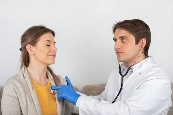 Médico Varón Joven Consultando Paciente Femenino Con Síntomas Influenza Casa —  Fotos de Stock