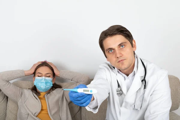 Fiatal Férfi Orvos Tanácsadás Női Beteg Influenzás Tünetek Otthon — Stock Fotó