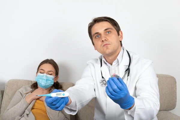 Médico Varón Joven Consultando Paciente Femenino Con Síntomas Influenza Casa — Foto de Stock