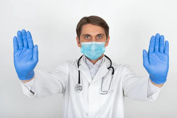 Guapo Joven Médico Usando Máscara Quirúrgica Guantes Está Mostrando Señal —  Fotos de Stock