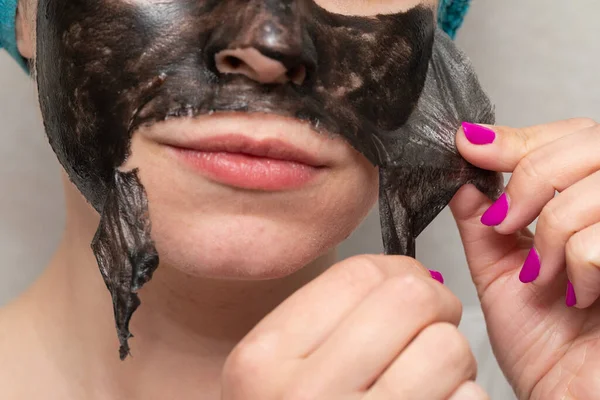 Yüz Maskesinden Siyah Kömür Soyan Kadının Yakın Plan Fotoğrafını Çek — Stok fotoğraf
