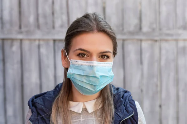 Mujer Joven Caucásica Con Máscara Quirúrgica Aire Libre Covid Quarantin —  Fotos de Stock