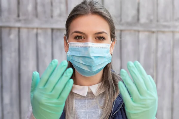 Blanke Vrouw Met Beschermende Masker Handschoenen Zoek Naar Camera Outdoo — Stockfoto