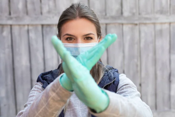 Blanke Vrouw Met Beschermend Masker Handschoenen Met Een Teken Naar — Stockfoto