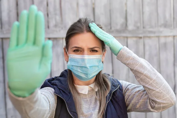 Blanke Vrouw Besmet Met Covid Met Hoofdpijn Toont Stopteken Aan — Stockfoto