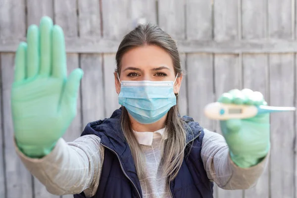 Žena Kontaminovaná Kovid Sobě Chirurgickou Masku Drží Digitální Teploměr Venku — Stock fotografie