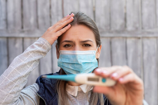 Woman Contaminated Covid Wearing Surgical Mask Holding Digital Thermometer Outdoor — Stock Photo, Image