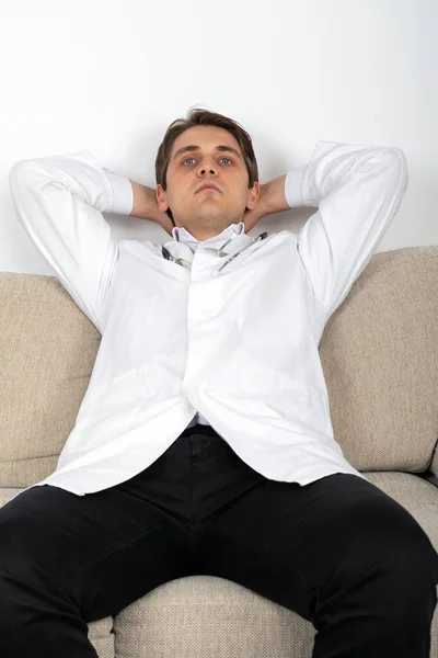 Schöner Arzt Entspannt Sich Auf Dem Sofa Büro — Stockfoto