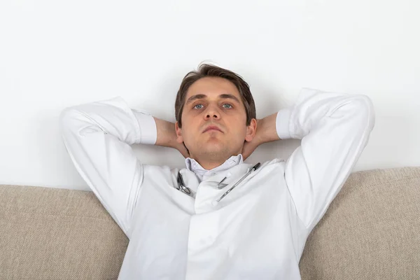 Schöner Arzt Entspannt Sich Auf Dem Sofa Büro — Stockfoto