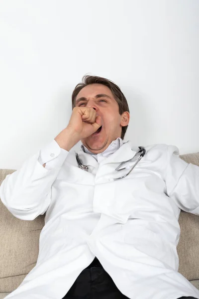 Médico Bonito Relaxando Sofá Escritório — Fotografia de Stock