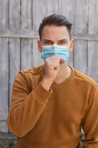 Homem Bonito Jovem Usando Máscara Cirúrgica Por Causa Pandemia Coronavírus — Fotografia de Stock