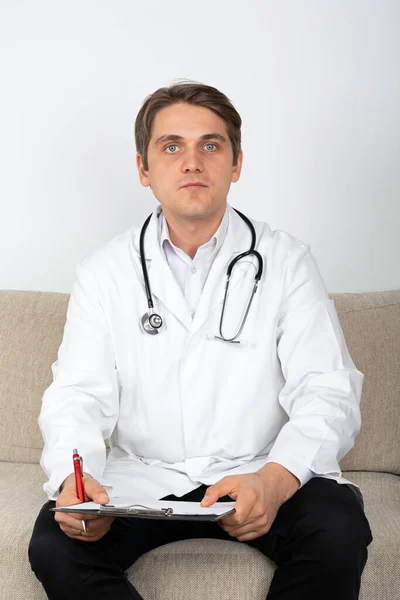 Confiante Jovem Médico Sexo Masculino Sentado Sofá Escritório — Fotografia de Stock