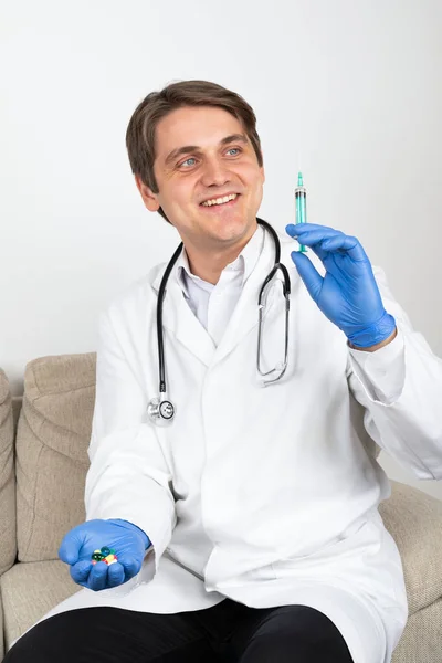 Médico Jovem Confiante Sentado Sofá Escritório Segurando Medicação Injeção — Fotografia de Stock