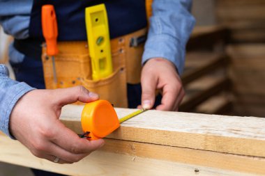 Marangozların kalas ölçümlerinin yakın plan resmini çek - Evdeki DIY yenileme