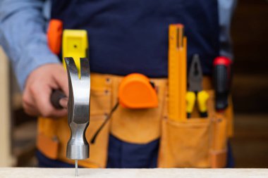 Marangozların kalas ölçümlerinin yakın plan resmini çek - Evdeki DIY yenileme