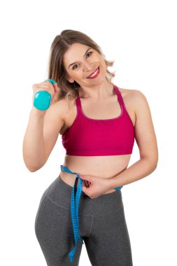 Elinde dambıl tutan çekici kadın izole edilmiş arka planda kameraya gülümsüyor.