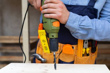 İnşaat işçisinin elinde elektrikli matkap, evinde tadilat...