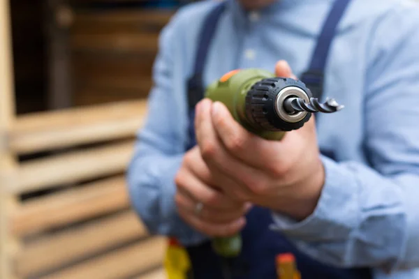 Foto Ravvicinata Del Lavoratore Edile Che Tiene Trapano Elettrico Ristrutturazione — Foto Stock