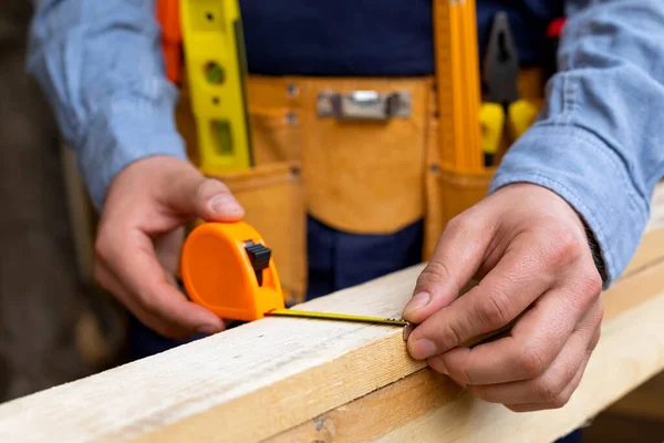 Close Picture Carpenters Hands Measuring Plank Diy Renovation Home — Stock Photo, Image