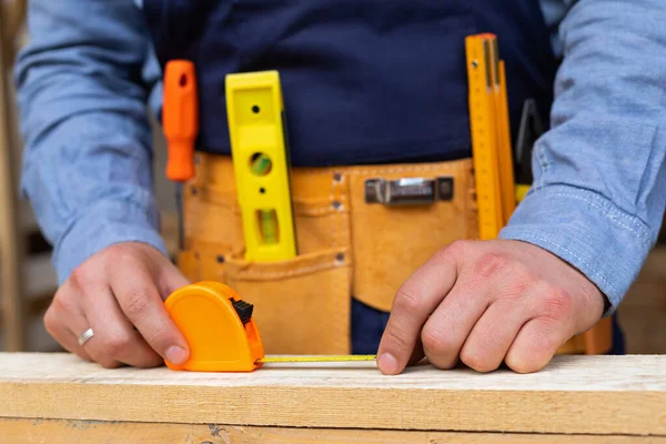 Close Picture Carpenters Hands Measuring Plank Diy Renovation Home — Stock Photo, Image