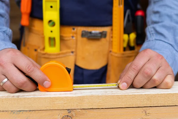 Close Picture Carpenters Hands Measuring Plank Diy Renovation Home — Stock Photo, Image