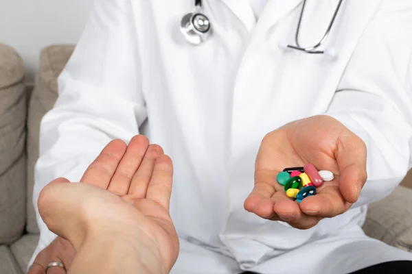 Közelkép Orvosról Aki Gyógyszert Kiegészítőket Női Betegnek Mindkettő Kanapén — Stock Fotó