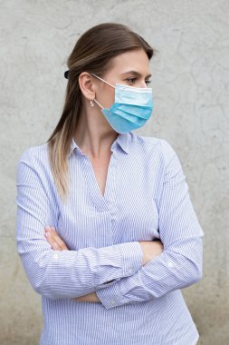 Cerrahi maske takan genç beyaz kadın - koronavirüs karantinası