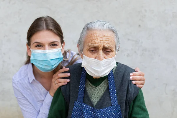 Porträt Einer Freundlichen Pflegekraft Die Mit Einer Älteren Kranken Frau — Stockfoto
