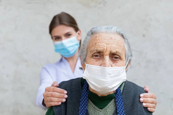 Portrait Aidant Amical Posant Avec Une Femme Âgée Malade Portant — Photo