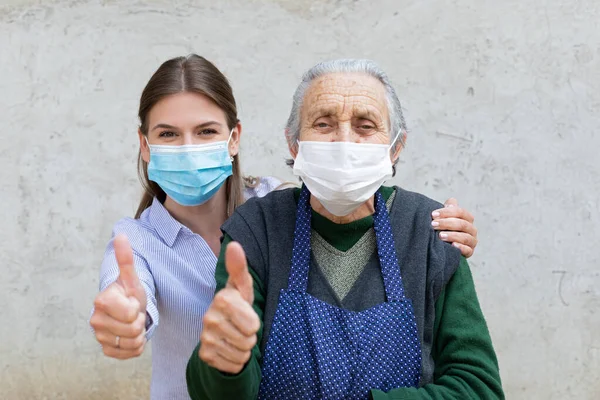 Porträt Einer Freundlichen Pflegerin Die Mit Einer Älteren Kranken Frau — Stockfoto