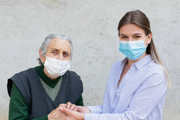 Porträt Einer Freundlichen Pflegekraft Die Mit Einer Älteren Kranken Frau — Stockfoto